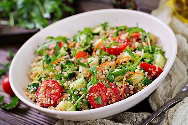 Ensalada de quinoa, aguacate, tomate, rúcula y pepino