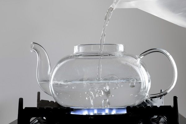 Agua caliente y agua fría para abrir botella