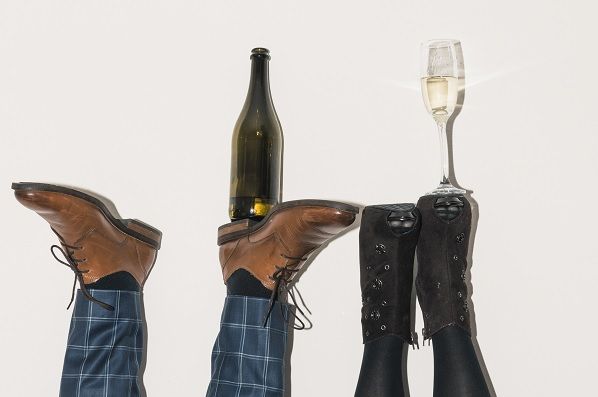 Zapatos usados como abrebotellas