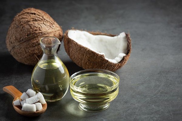 Imagen de aceite de coco en recipiente