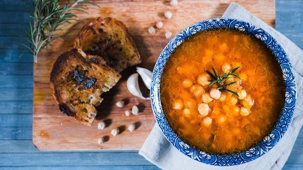 Sopa de garbanzos y verduras