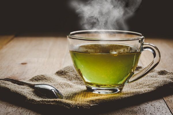 Té verde caliente en taza