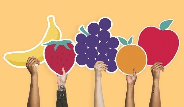 Estado de la fruta, manos cogiendo carteles con frutas