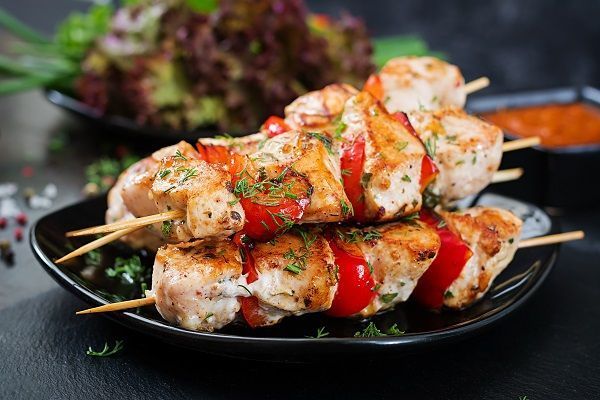 Brochetas de pollo y verduras