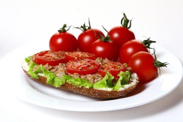Tostada de atún y tomate